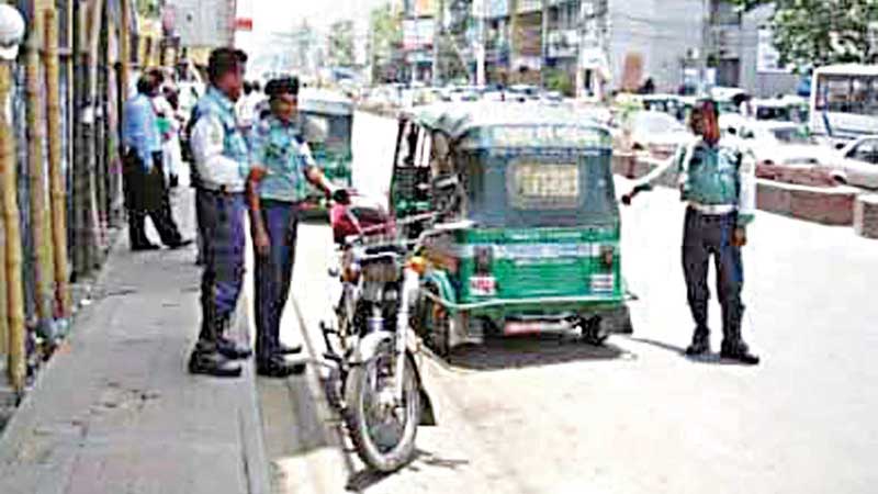 Dhakas traffic jams: Traffic cops at the root