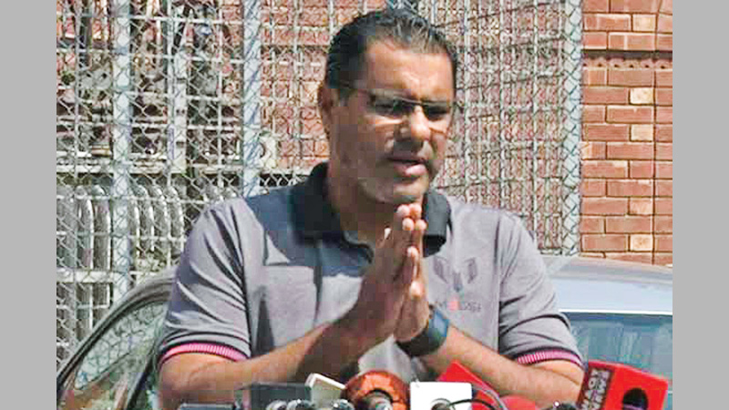 Waqar apologises for early exit, offers to resign