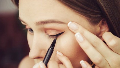 Perfect winged eyeliner for instant makeup 