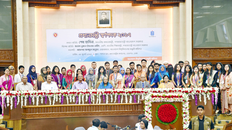 163 students get Prime Minister Gold Medal