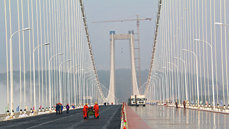 Yunnan's longest suspension bridge to open to traffic in May