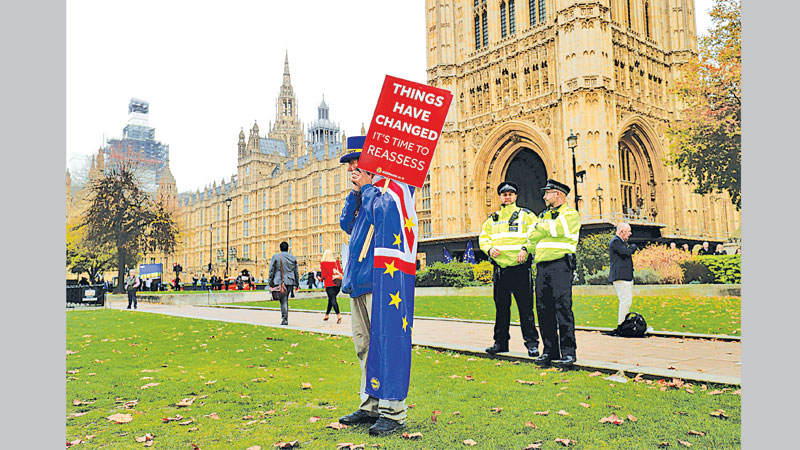 4 UK ministers  
quit in protest