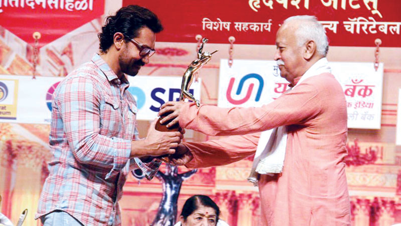 Aamir attends award function after 16 yrs