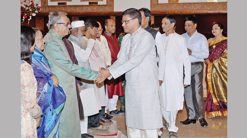 President hosts reception