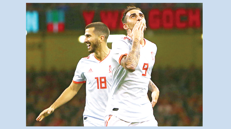 Alcacer makes his point as Spain crush Wales
