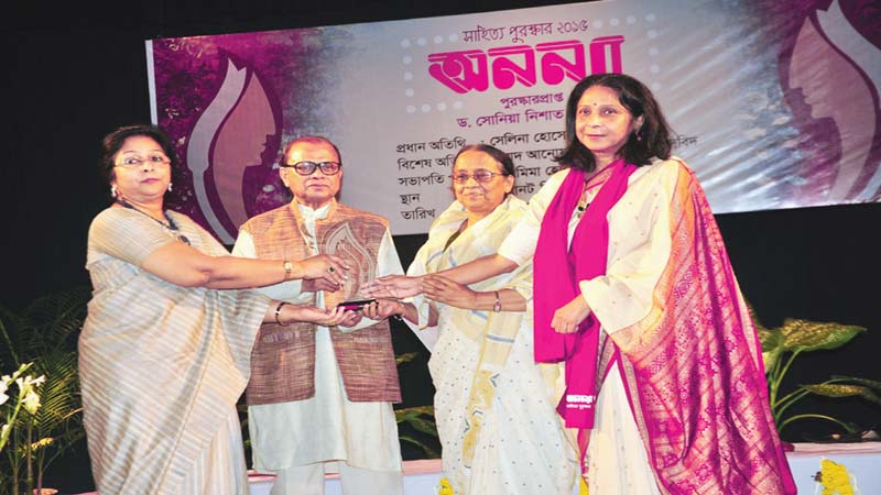 Sonia Nishat Amin receives Ananya Literary Award