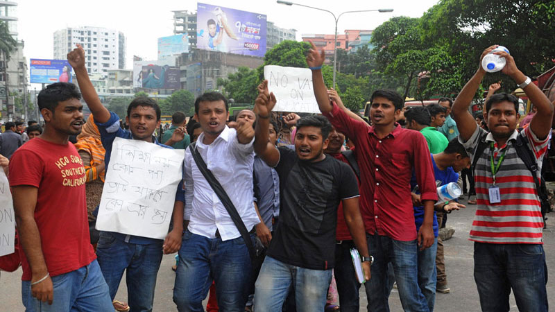 Pvt university students protest rocks Ctg street