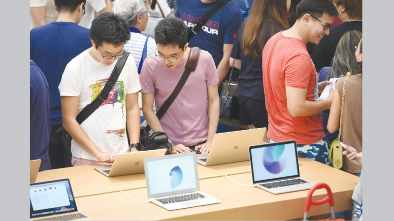 Apple opens 
first official 
store in SE Asia