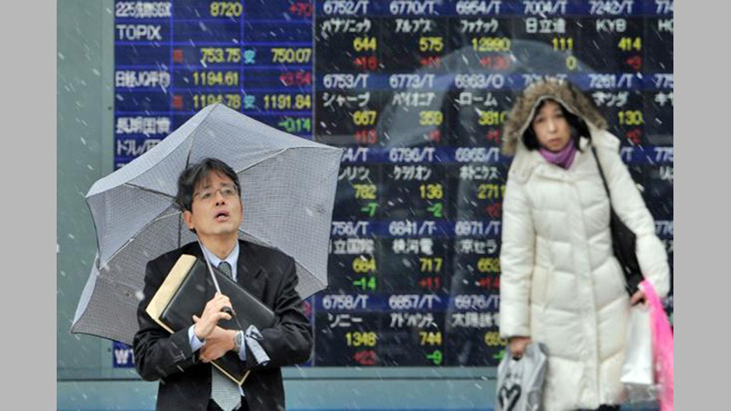 Asian stocks fall as BoJ stands pat, oil slides