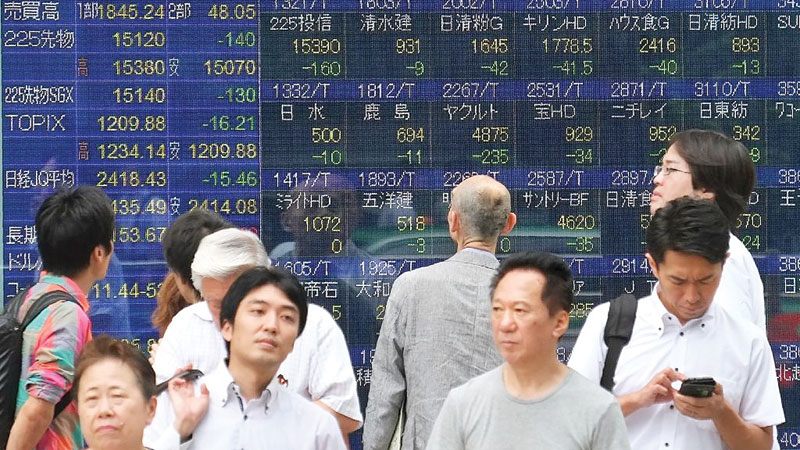 Asian markets struggle, oil losses widen on glut woe