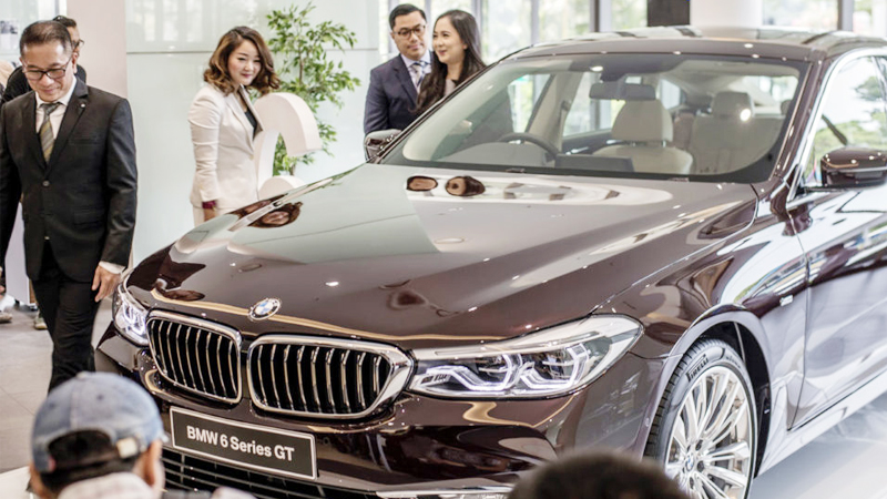 BMW’s quarterly profits dip on investments in e-cars