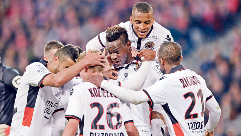 Balotelli brace keeps Nice in title hunt
