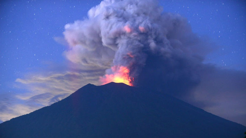 More than 120,000 flee rumbling Bali volcano