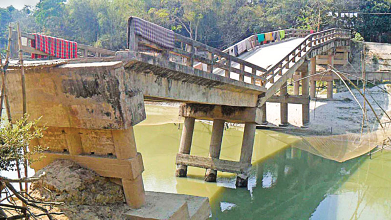 Villagers suffer as bridge collapses