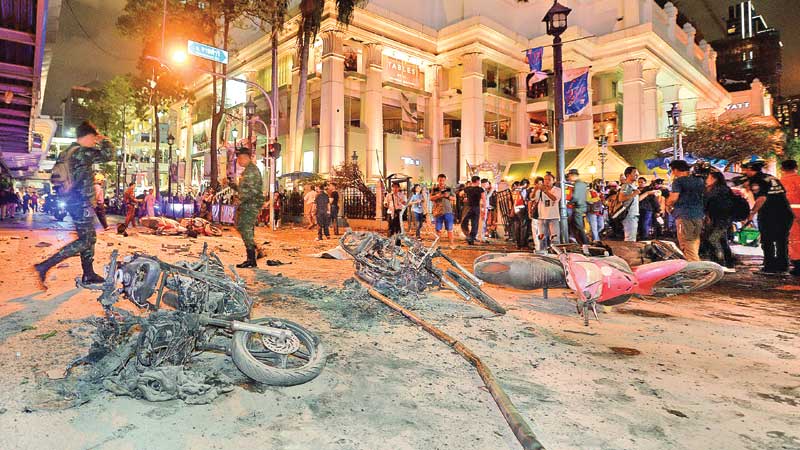 Bangkok blast kills 19

