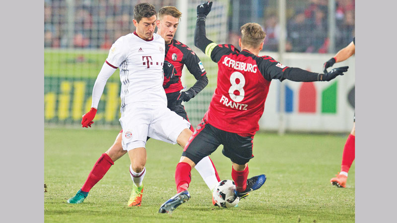 Late Lewandowski guides Bayern thru