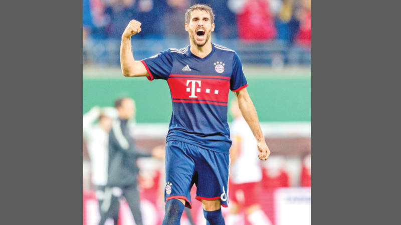 Bayern squeeze past
10-man Leipzig