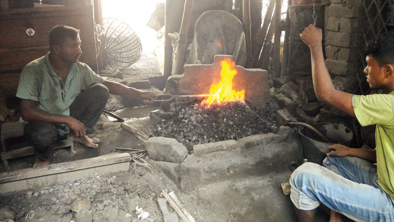 Blacksmiths get busy ahead of Eid-ul-Azha