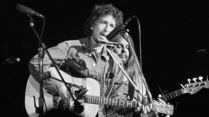 Bob Dylan’s guitar sells for $396,000 at auction
