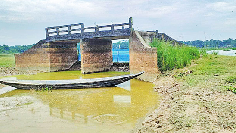 Bridge without approach road lying unused for 22 years