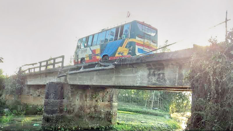 Nilphamari bridge tests traffic nerves
