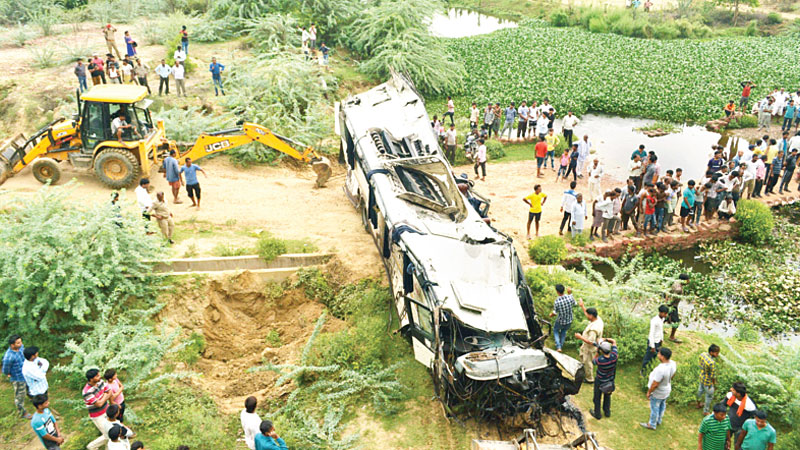 Bus crash kills 29 in India