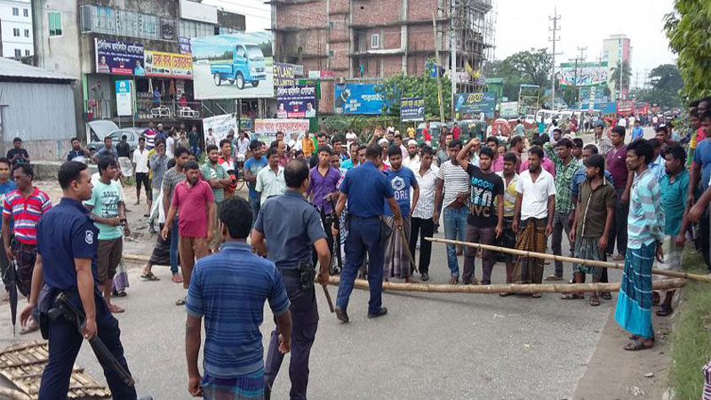 Auto rickshaw  drivers clash with cops on Dhaka-Ctg highway