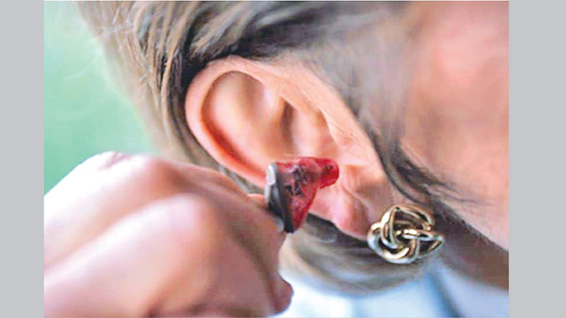 Cataract surgery, 
hearing aid may boost the aging brain