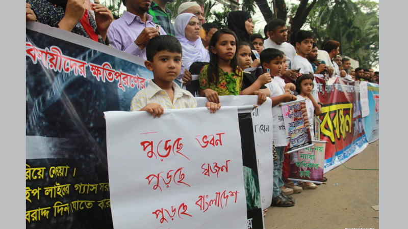 Families of victims 
form human chain