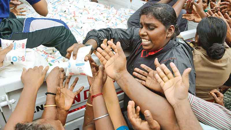 Indias Chennai grapples with deadly flood aftermath