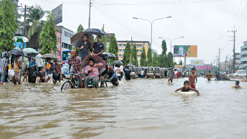 City goes under knee-deep water