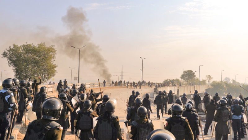 Clashes as Pakistani police try to disperse Islamist sit-in