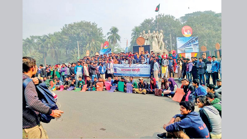 DU students protest against affiliation of seven colleges