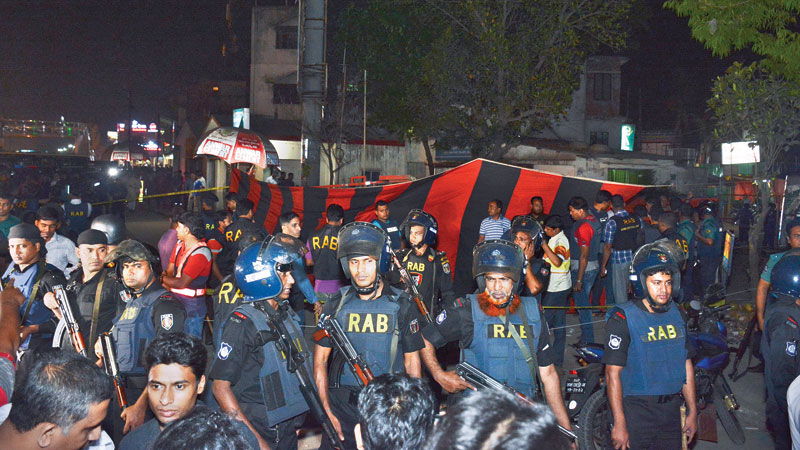‘Suicide bomber’ blows up 
self near Dhaka airport
