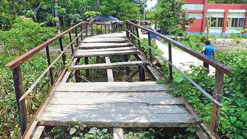 Iron bridge turns risky 
for commuters 