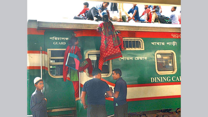 Eid holidaymakers leave Dhaka in thousands