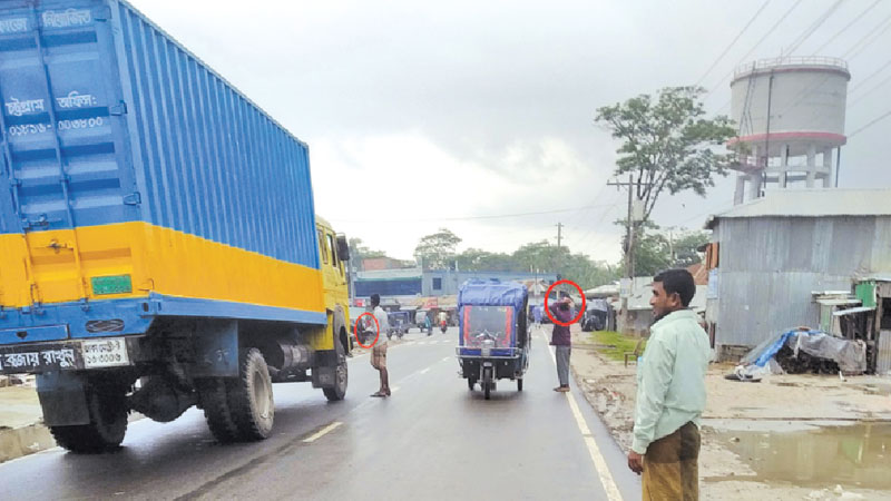 Extortionists active on Kalapara-Kuakata highway in Patuakhali