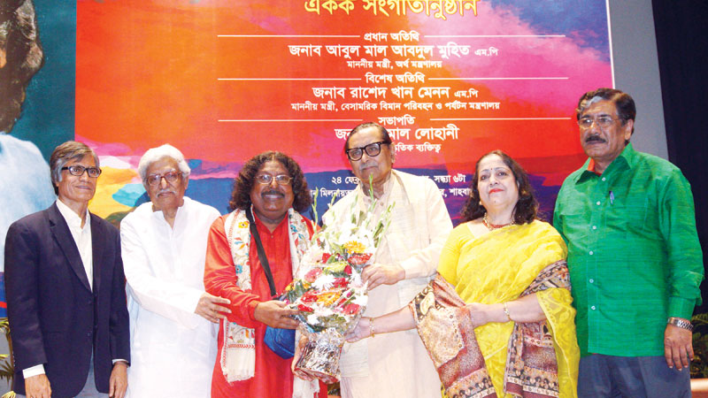 Fakir Alamgir’s 67th birthday celebrated in style
