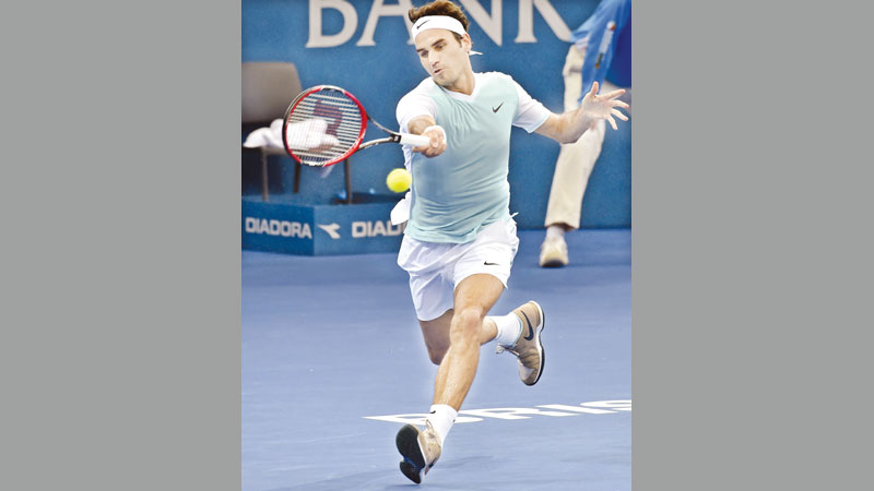 Federer sets up Raonic rematch in Brisbane