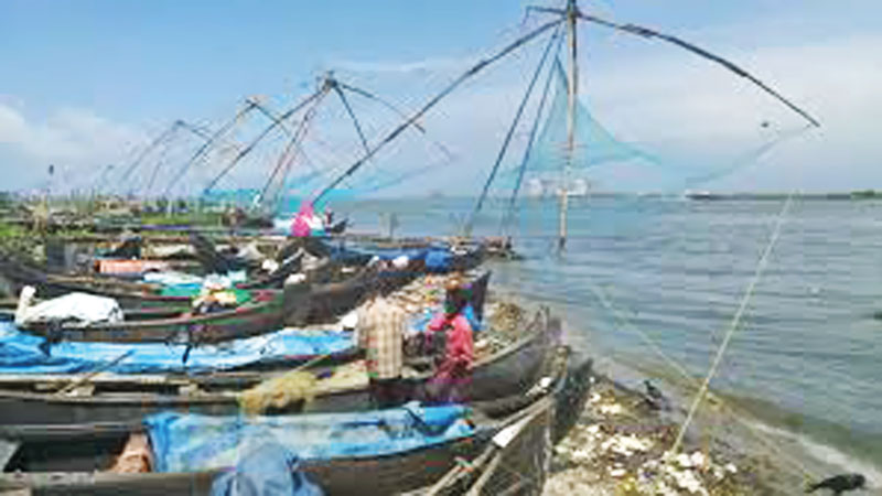 Fishermen take plastic from sea to build roads