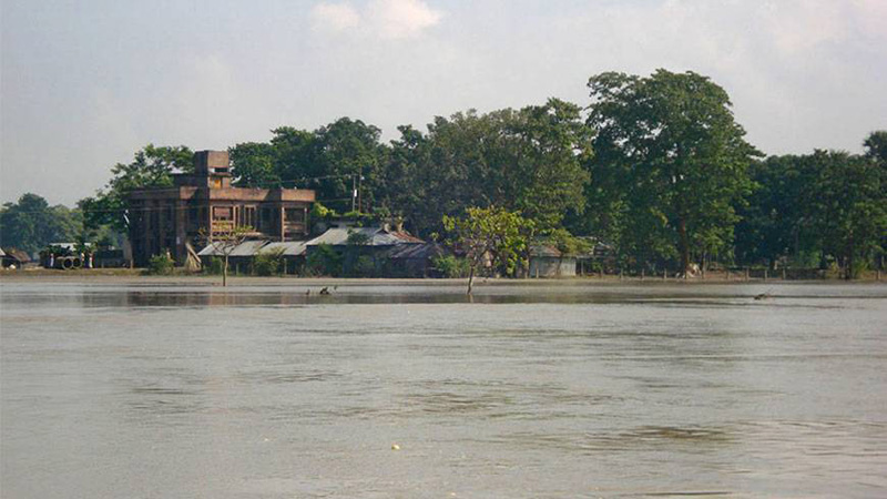 Flood turns worse leaving 60,000 marooned 