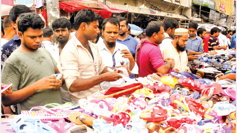 Footpath shops also draw huge Eid shoppers