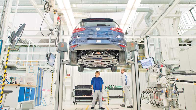 German economy shrugs off China worries, VW scandal
