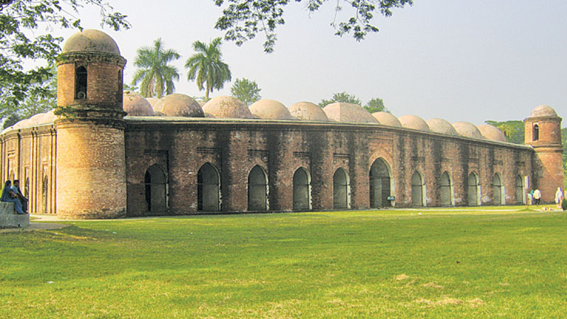Shat Gombuj Mosque abuzz with tourists