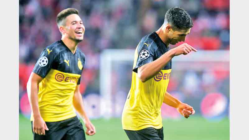 Hakimi sees Dortmund past Slavia