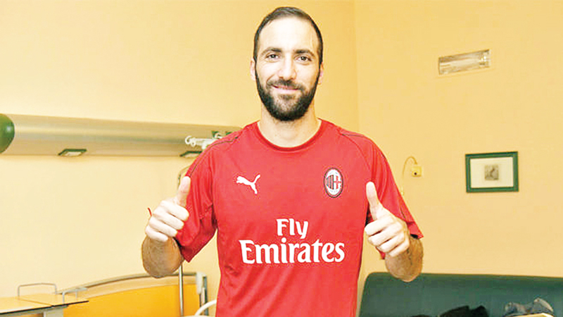 Higuain signs for AC Milan 