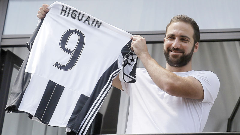 Higuain goes from hero to zero in record Juve deal 