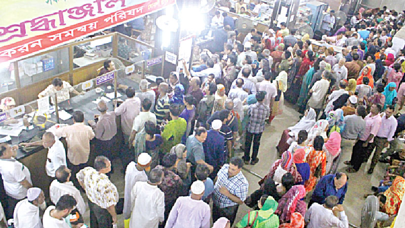 Hugh crowd rushes to withdraw interest on saving tools