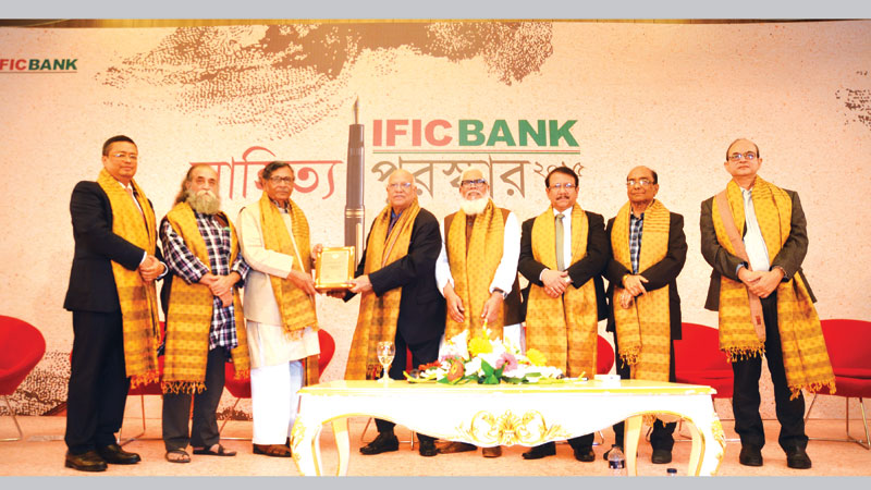 Asim Saha, Wasi Ahmed receive 
IFIC Bank Literary award 