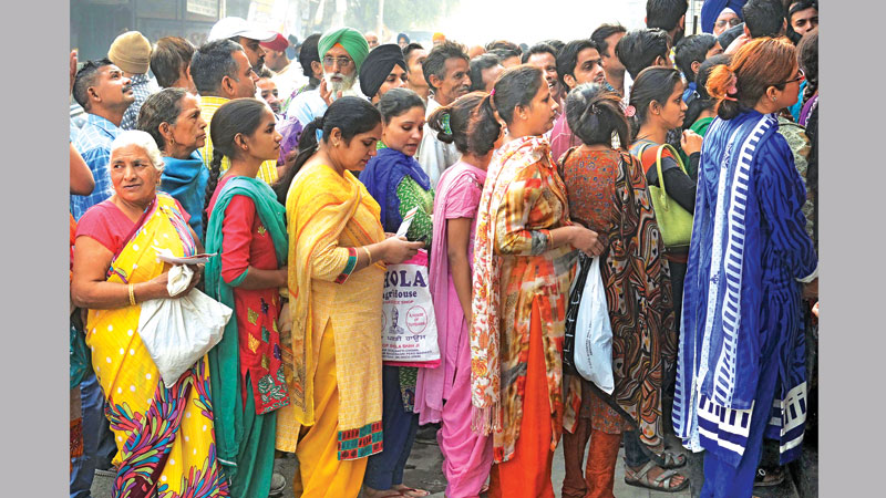 India banks reopen to long queues after rupee withdrawal